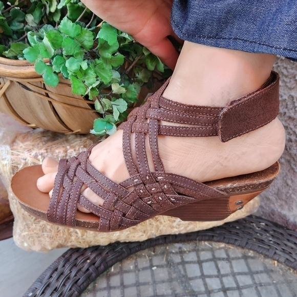 OTBT St Joseph Wedge Sandal  Brown Tan Leather Strappy Studded Gladiator - Picture 1 of 14
